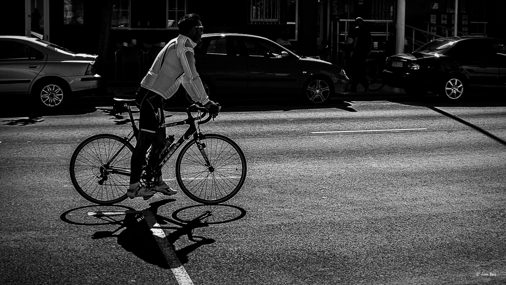 "Ciclista y sombra" de Juan Beas