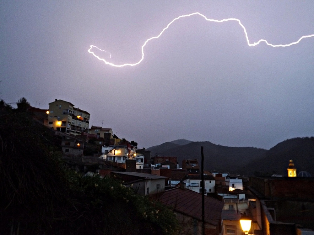 "noche de rayos" de Pascual Navarro