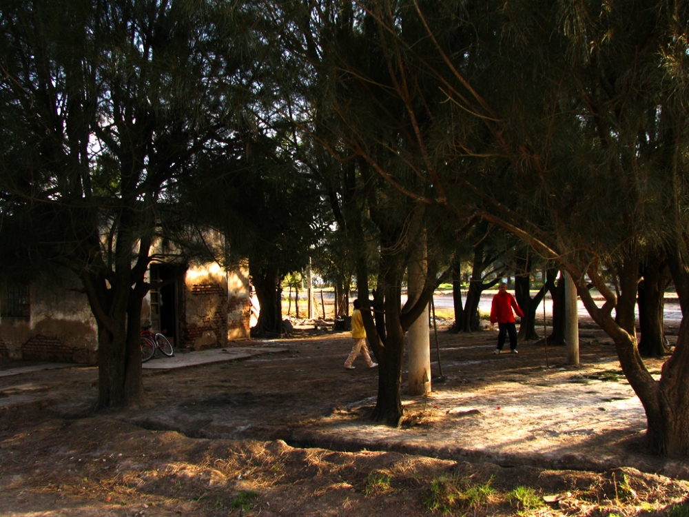 "jugando en el patio de atyras" de Jorge Mariscotti (piti)