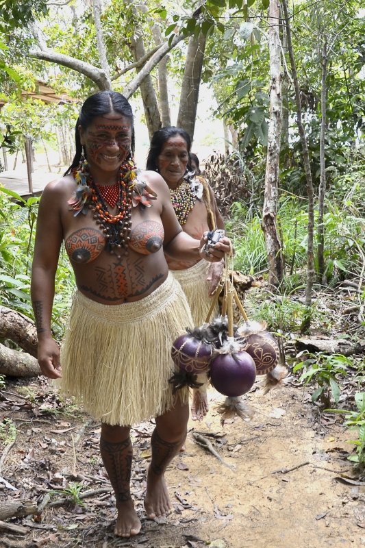 "Seoras de la selva amaznica- Tribu Desanas" de Daniel Gustavo Bravo