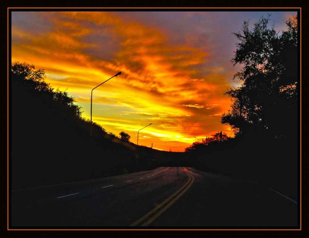 "Cae la tarde ...." de Arturo H. Pea