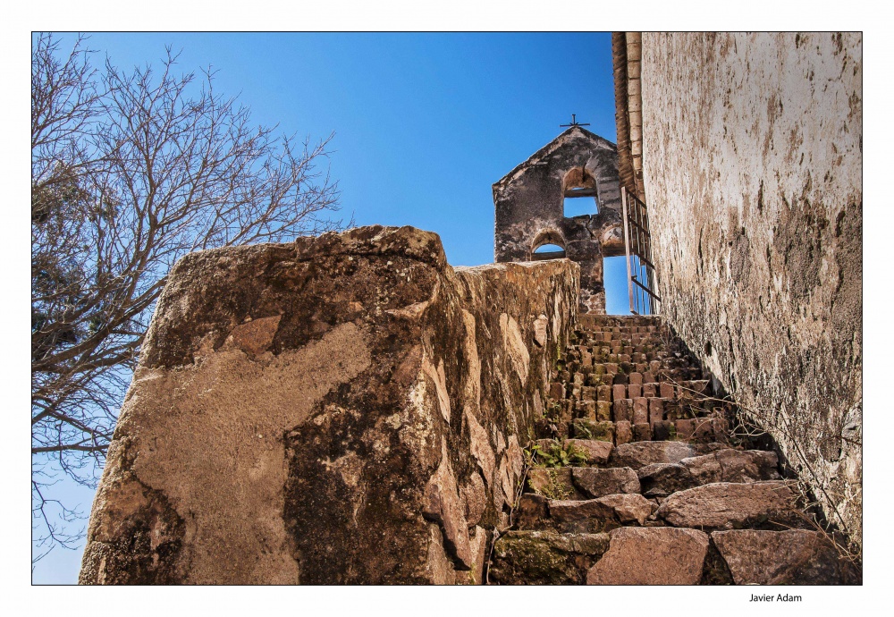 "Escalera Capilla Tegua" de Javier Adam