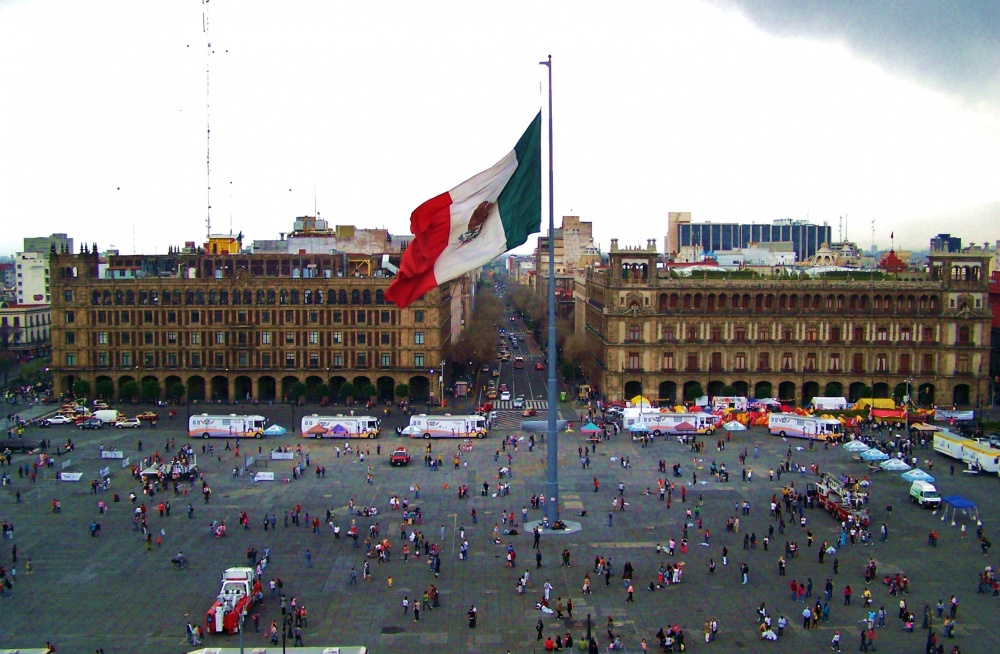 "Alta en el cielo, la bandera de Mexico" de Jos Luis Mansur