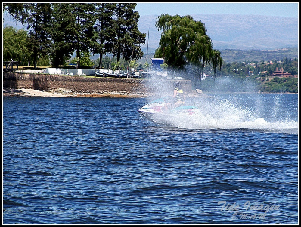 "velocidad en el agua..." de Edith M. A. Marin