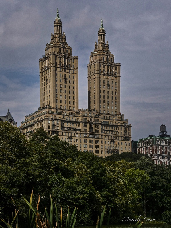 "central Park. Edificio Dakota" de Marcelo Nestor Cano