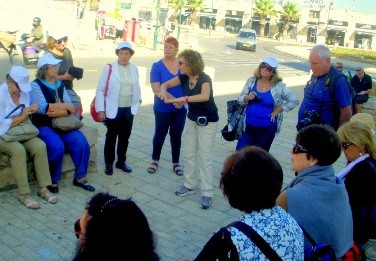 "turistas escuchando a su guia sobre el paseo." de Tzvi Katz