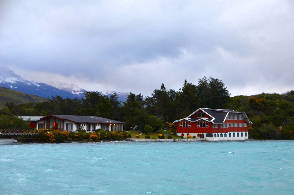 "Hosteria Lago Peohe" de Jose Torino