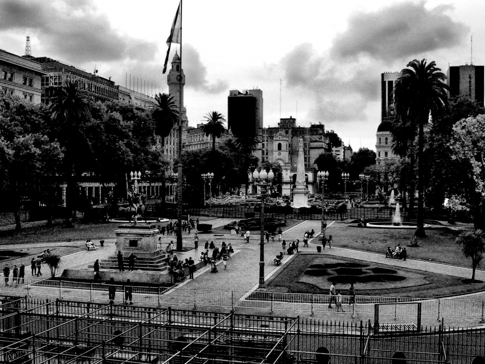 "Plaza de mayo en B/N" de Miguel Fernandez Medina ( Elfs )