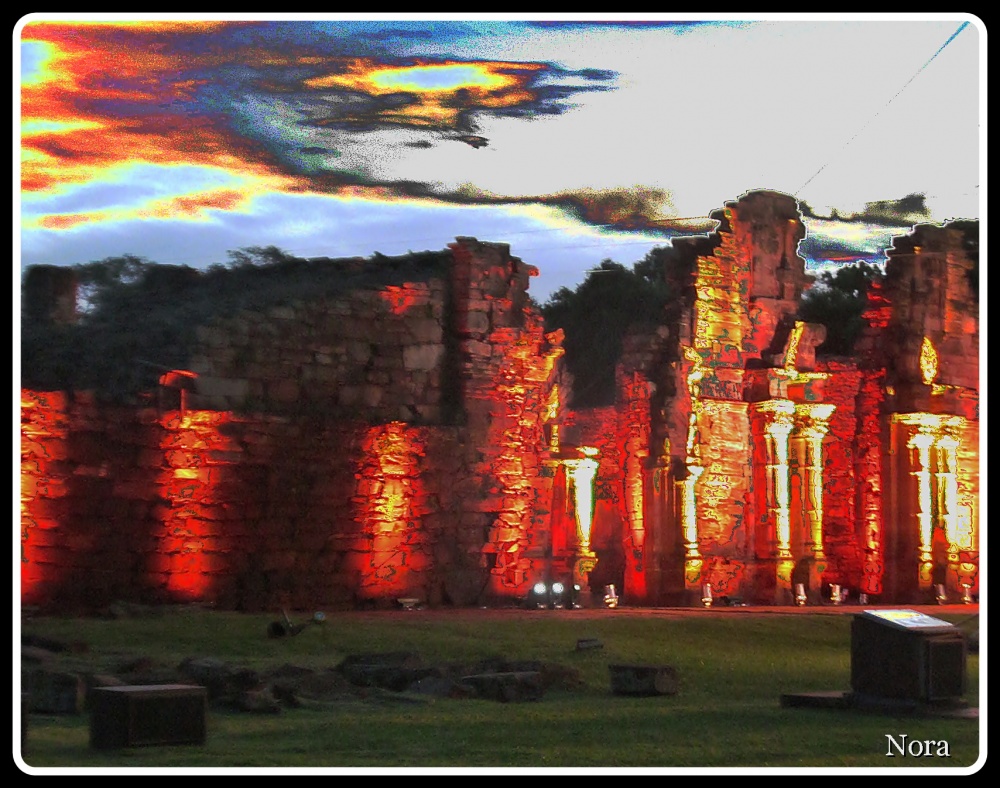 "Las Ruinas vista de noche!!!" de Nora Noemi Bonnot