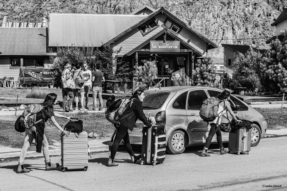 "Trekking con valijas en las calles del Chaltn" de Carlos Gianoli