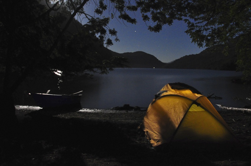 "Noche en el Lago Azul" de Osvaldo Sergio Gagliardi