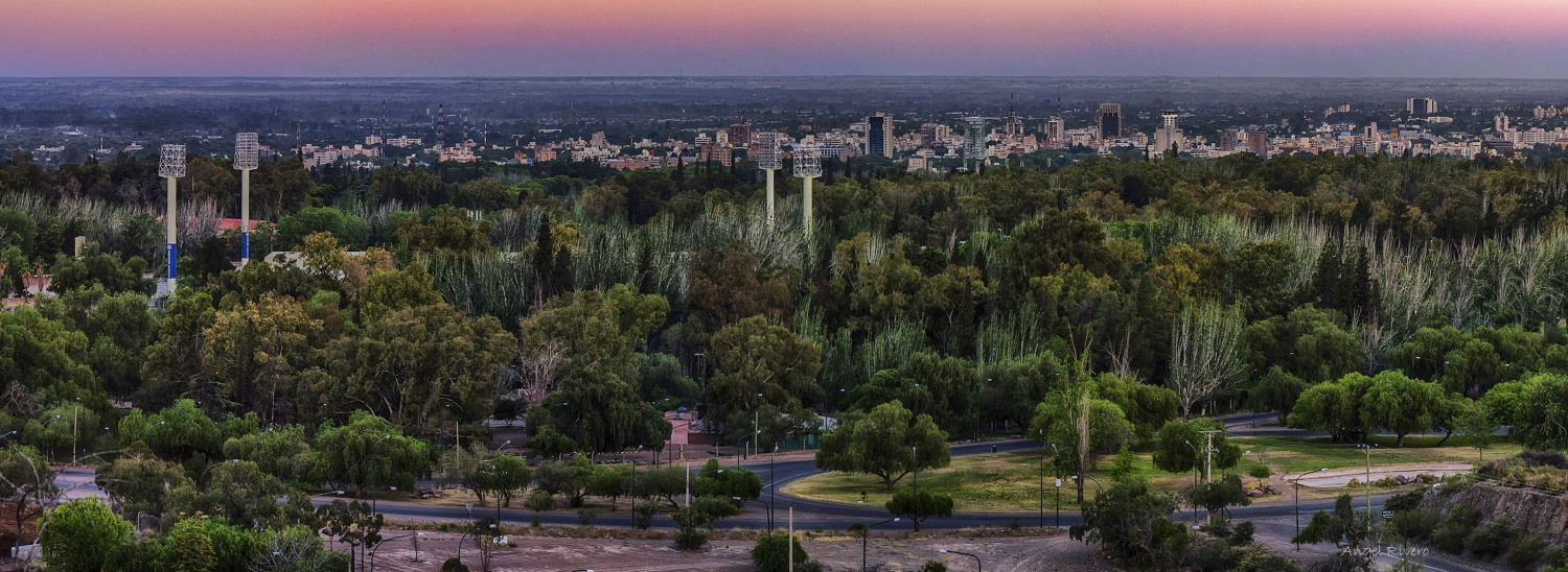 "Mendoza desde el Cerro de la Gloria" de Angel Rivero