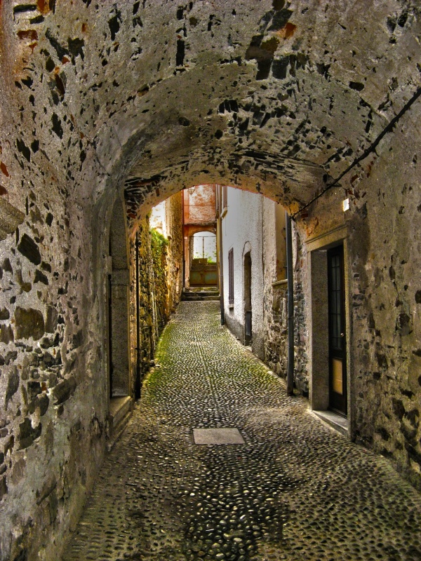 "Calle angosta" de Carlos D. Cristina Miguel