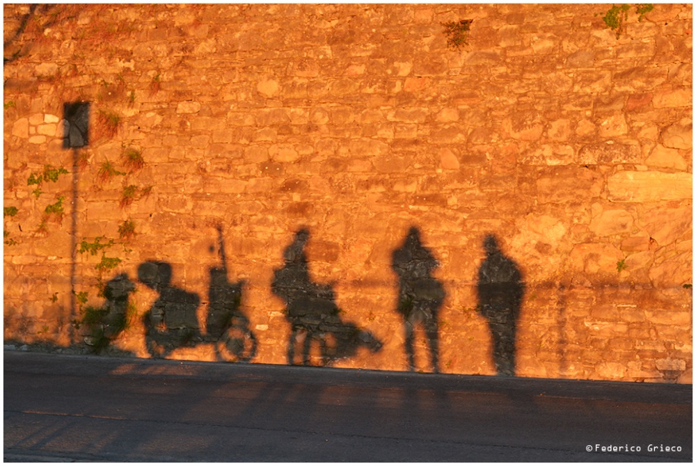 "Siluetas en la muralla" de Federico Grieco