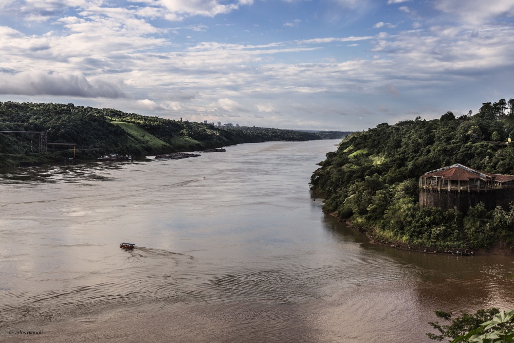 "3 Fronteras Puerto Iguaz" de Carlos Gianoli