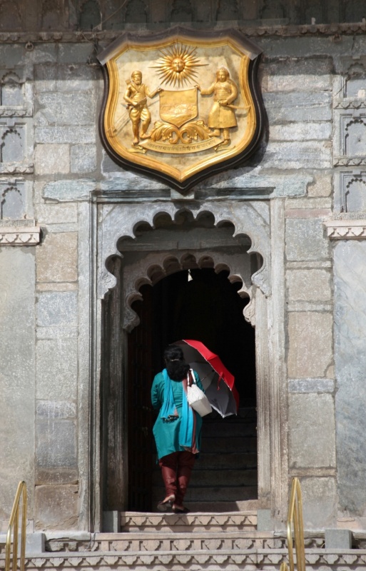 "Entrada a palacio." de Francisco Luis Azpiroz Costa