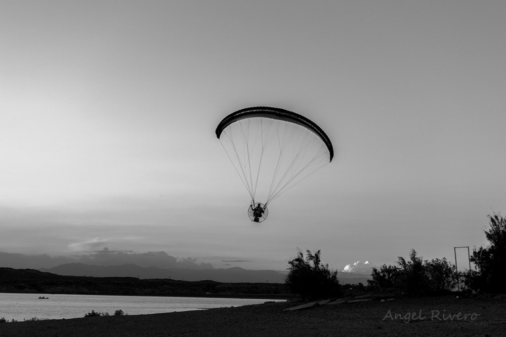 "Volando en blanco y negro" de Angel Rivero