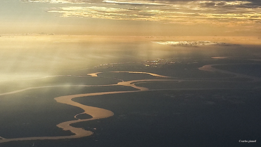 "Desde el aire: La luz, el ro y el cielo." de Carlos Gianoli