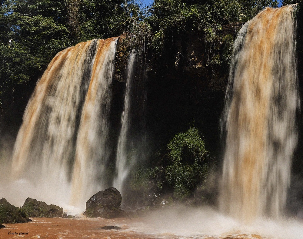 "Salto Dos Hermanas" de Carlos Gianoli