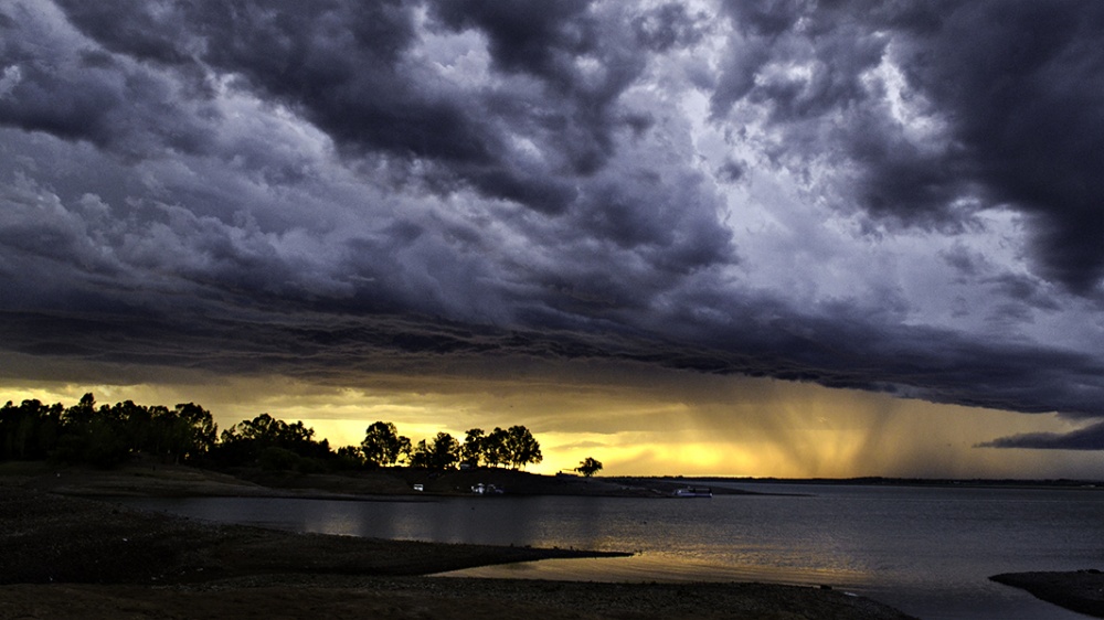 "Tormenta a lo lejos" de Angel Rivero