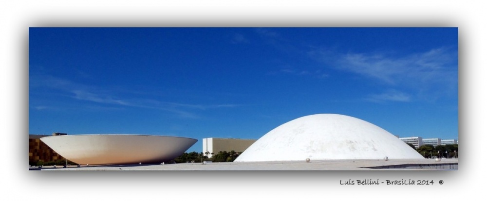 "Niemeyer, inventor de un futuro con curvas" de Luis Alberto Bellini