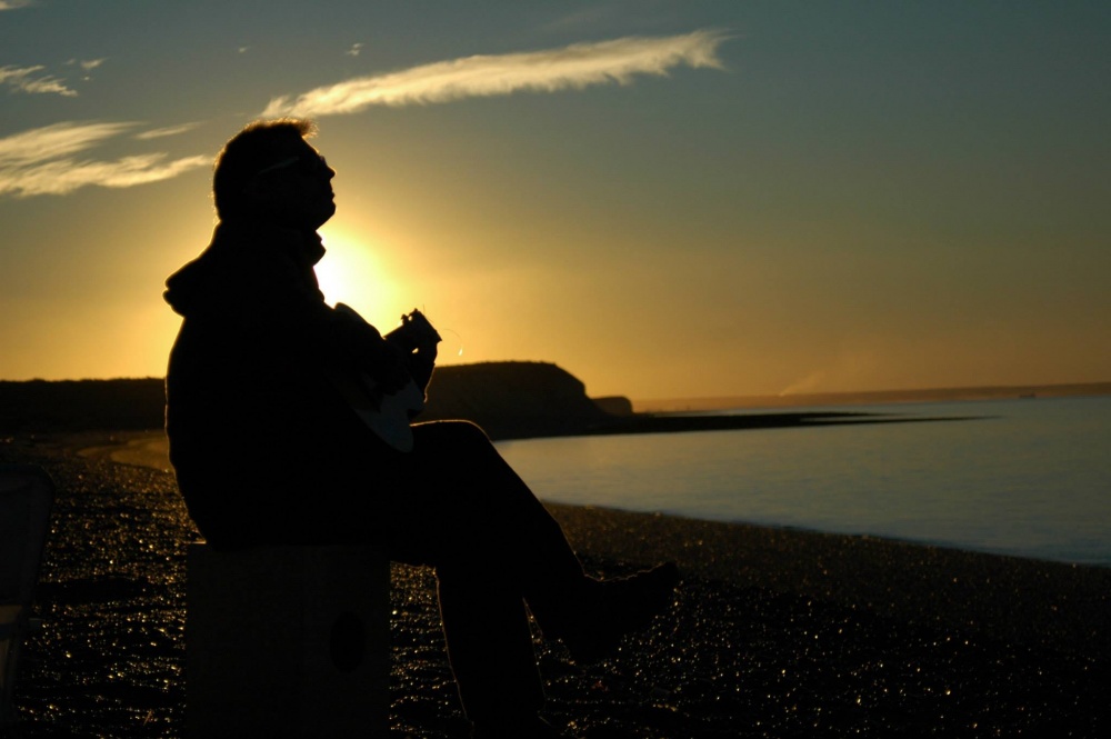 "Tarde de guitarriada en la playa" de Pistara Emanuel