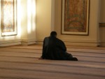` Orando en la mezquita `