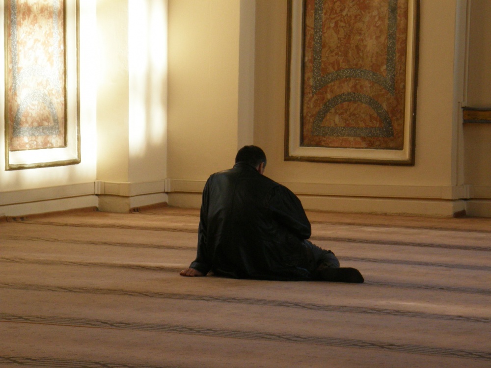 "` Orando en la mezquita `" de Stella Maris Rodriguez