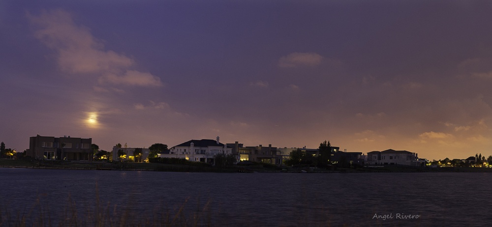 "Anochece en la laguna" de Angel Rivero