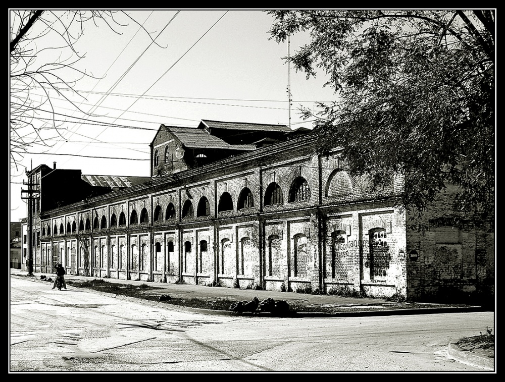 "Esquina sin ochava !! Antigua Papelera de Zarate" de Alberto Matteo