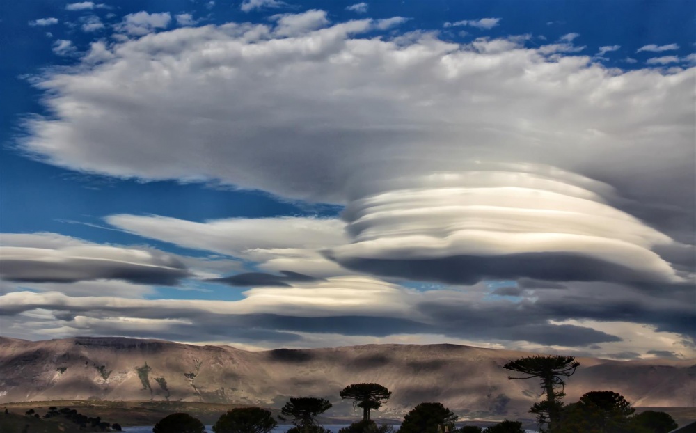 "Nubes y sombras" de Mario Abad