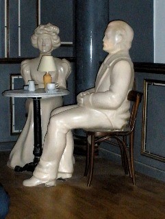 "pareja de ceramica en un cafe del 1800,Jerusalem" de Tzvi Katz