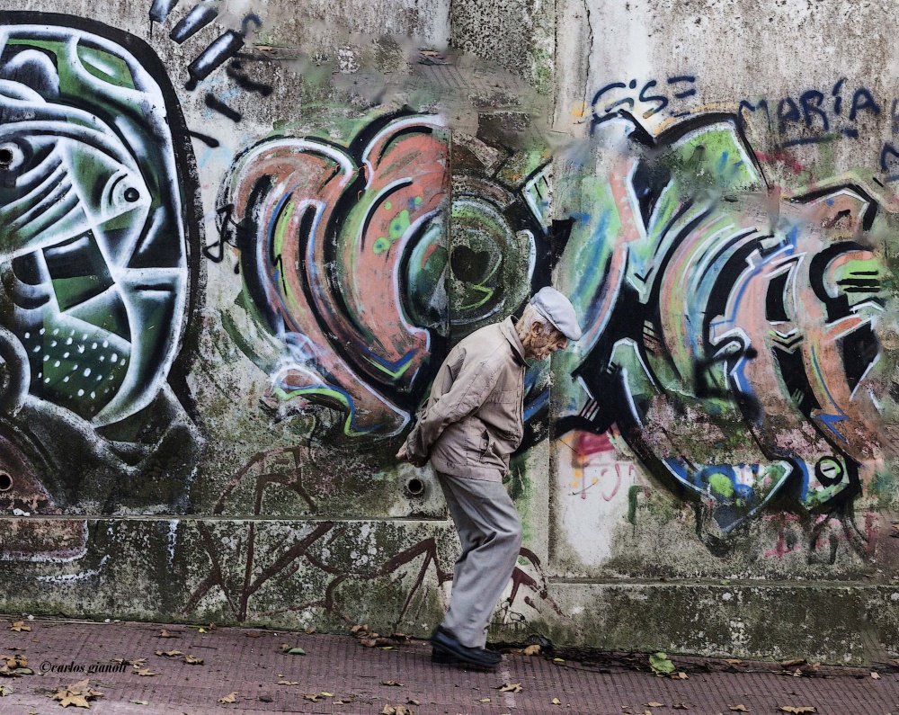 "Abuelo y graffiti" de Carlos Gianoli