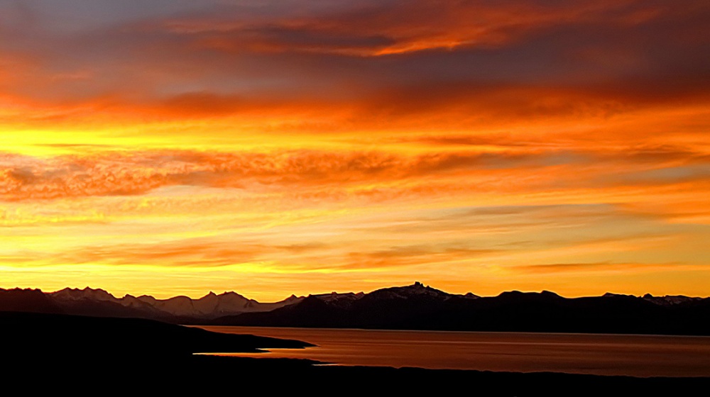 "Atardecer en lago Argentino" de Alberto Jara