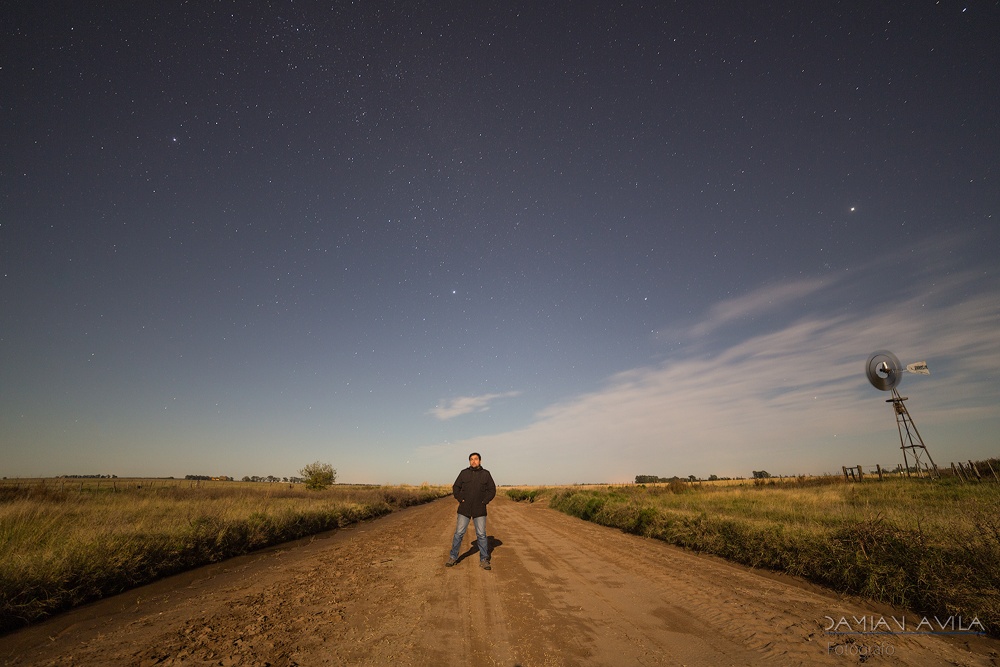 "Autoretrato a la luz de la luna." de Damin Avila