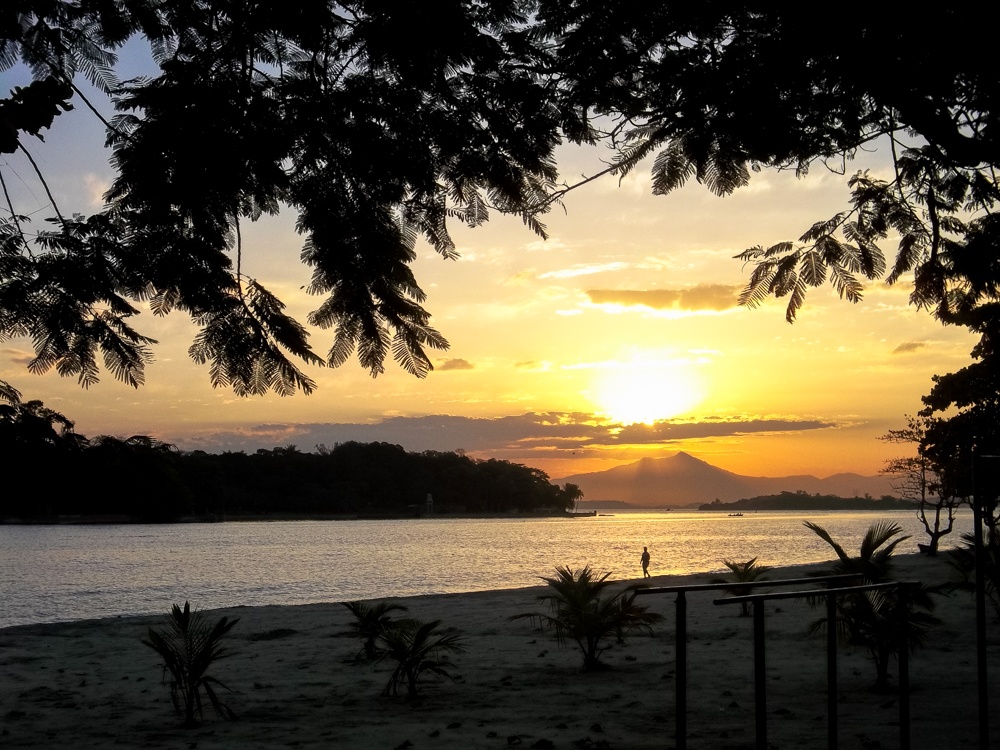 "Atardecer carioca, Isla Paqueta. Brasil." de Marina Ripoll