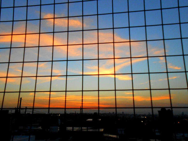 "Atardecer tras la reja" de Gloria Fanny Jimenez