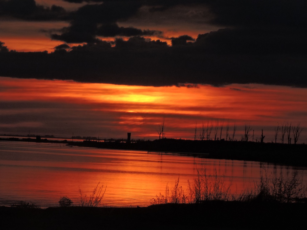 "atardecer en epecuen" de Micael Brisa