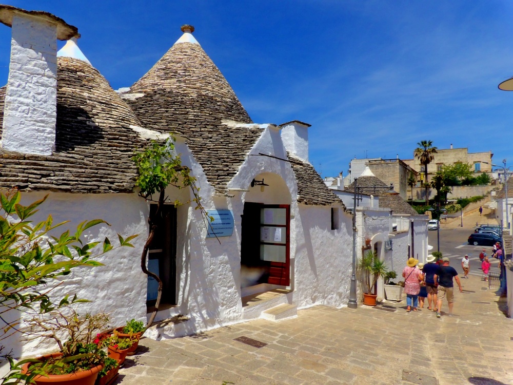 "Alberobello.,Trullis- La Puglia-Italia" de Margarita Gesualdo (marga)