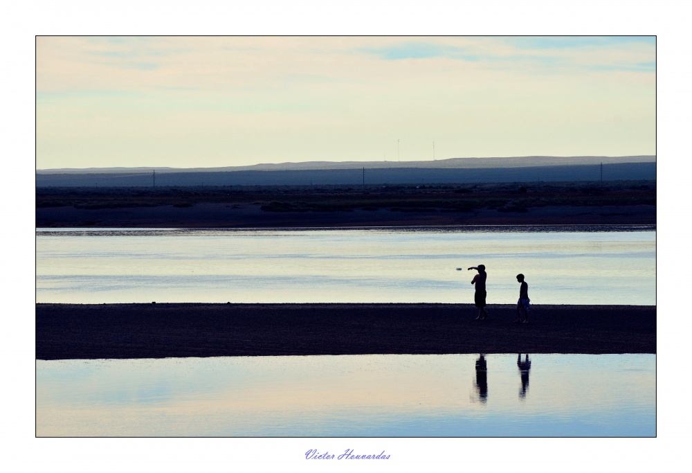 "jugando en el mar" de Victor Houvardas