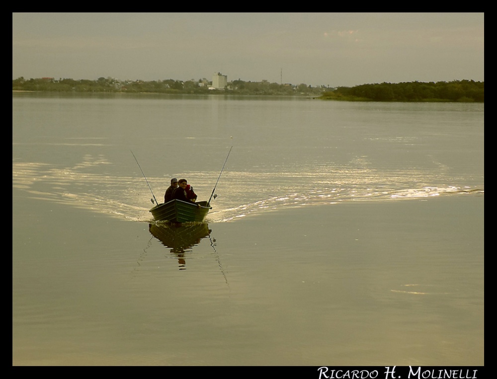 "Pescando en da gris" de Ricardo H. Molinelli