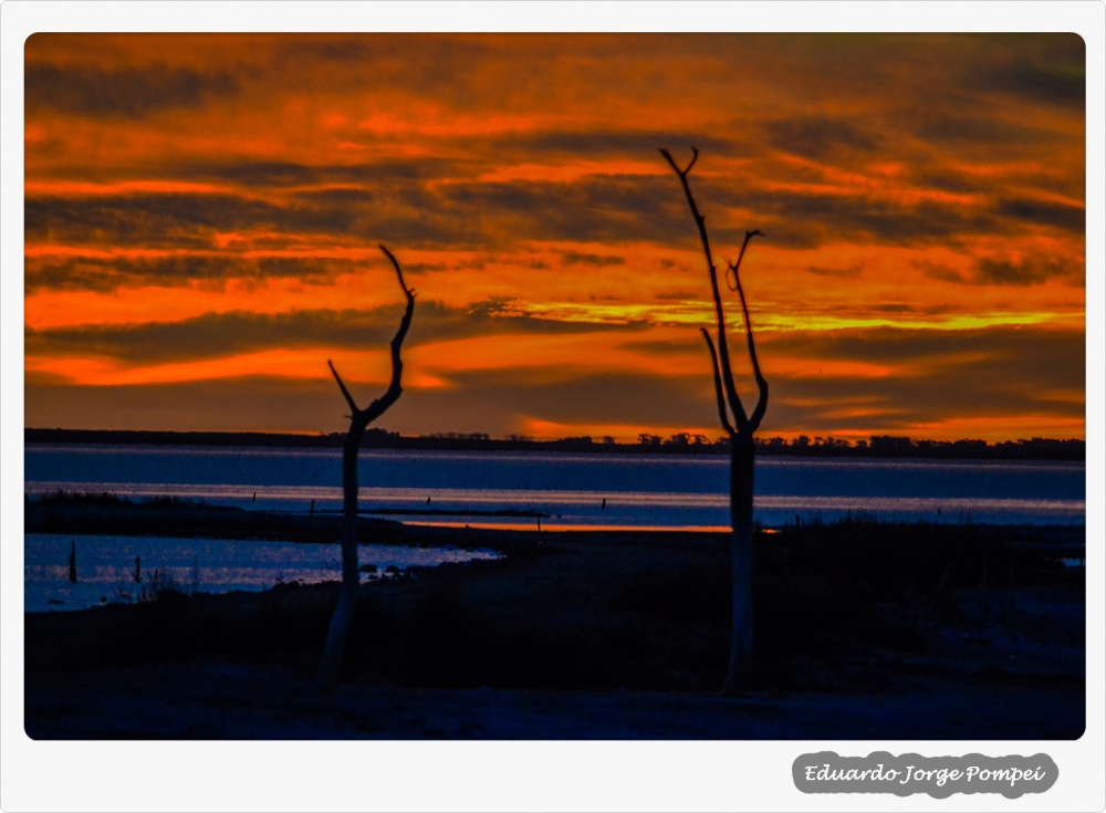 "Puesta de sol en el lago Epecuen" de Eduardo Jorge Pompei