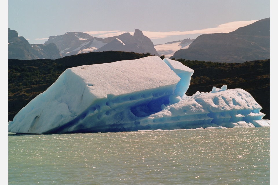 "Desprendimiento del glaciar Upsala" de Eduardo Alberto Romero