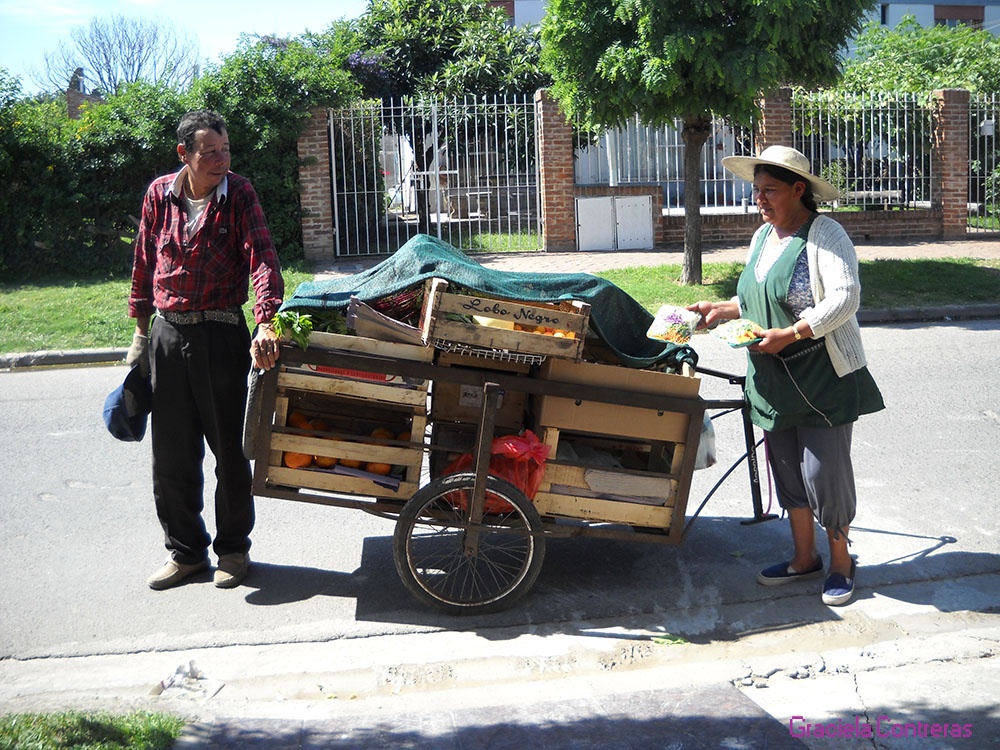 "Verduleros puerta puerta." de Graciela Contreras