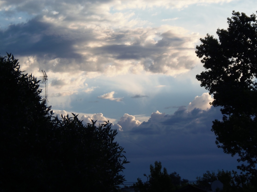 "Solo el cielo sabe porque lo amamos tanto..." de Mar Ferro