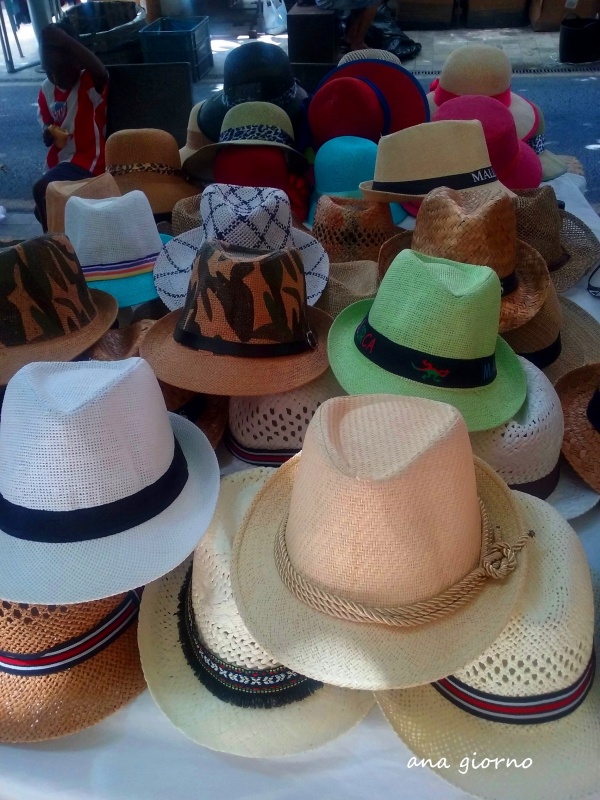 "sombreros en el mercado" de Ana Giorno