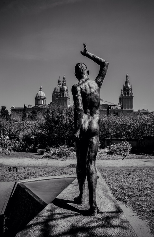 "Y El Palacio?... Uy... Lejos, All... Muy Lejos.." de Carmen Esteban