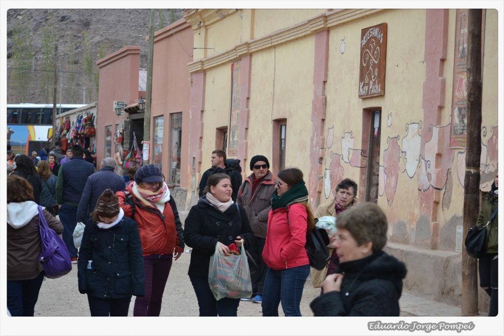 "Mujeres comprando... maridos en retirada" de Eduardo Jorge Pompei