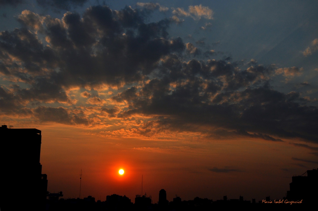 "Amanece en la ciudad II" de Mara Isabel Gargevcich