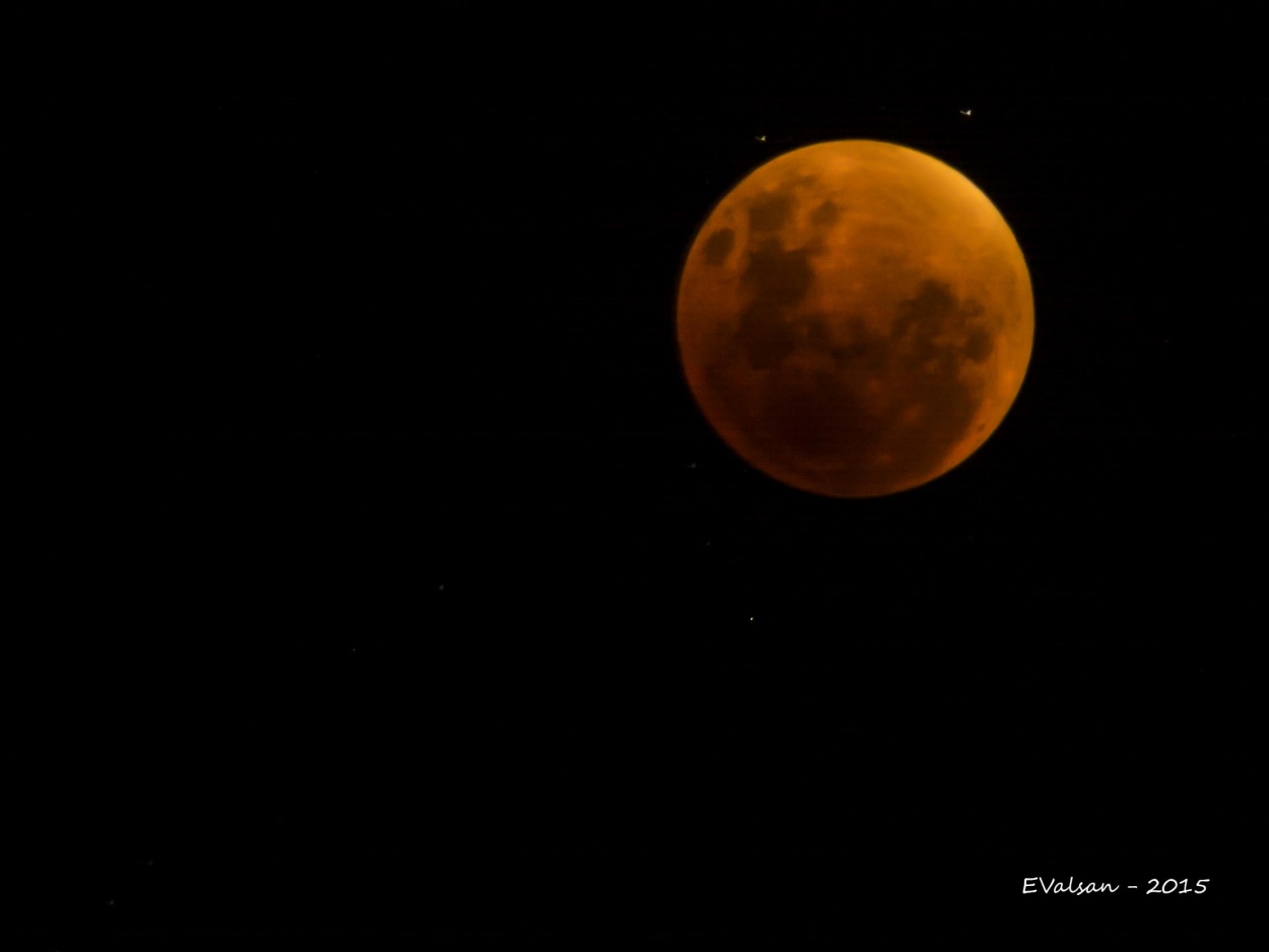 "Luna roja..." de Eduardo Valsangiacomo